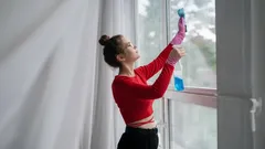 Koniec z zaciekami i brudem na oknach: 1 łyżka tego składnika do wody i efekt gwarantowany